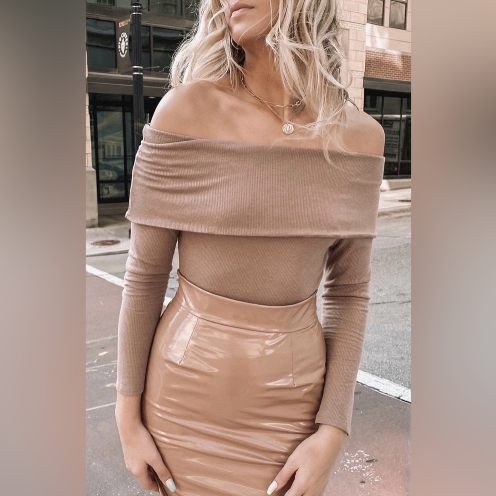 By Egreis chandelier tan Off-Shoulder ribbed bodysuit size S (NWT)